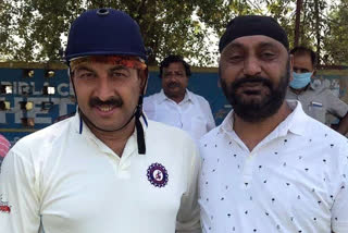 delhi-bjp-state-president-manoj-tiwari-played-cricket-in-gannaur