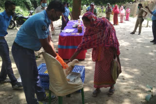 nadia krishnaganj oc gave food stuff to 120 poor families in eid