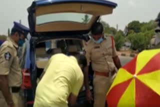 polcie  seized telangana liquor in krishna dst jaggayapeta