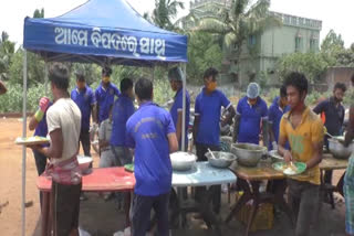 'Ame bipadare sathi' group is providing free food to migrant workers