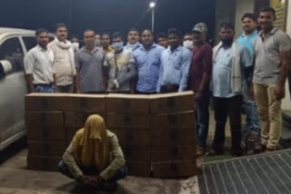 Chimur police took photos with accused and seized liquor without following physical distancing