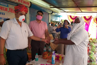 राशन किट का वितरण, Ration material distributed to needy