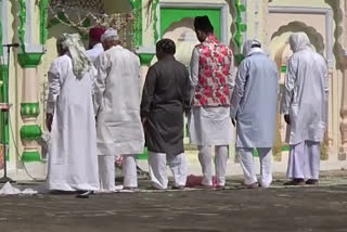 7 people performed Eid prayers in masjid