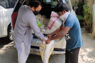 Kirti Nagar Rajesh Wadhwa of BJP distributed ration among the needy during lockdown