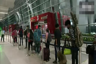 Domestic flights take off amid chaos  confusion  business news  Domestic flights  ആഭ്യന്തര വിമാന സര്‍വ്വീസുകള്‍ ആരംഭിച്ച ആദ്യ ദിനം തന്നെ ആശയക്കുഴപ്പം  മിക്ക വിമാന സര്‍വ്വീസുകളും റദ്ദാക്കി