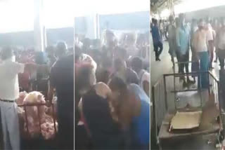 A video of Itarsi Railway Station in has gone viral, wherein MigrantWorkers  travelling on 1869 ShramikSpecialTrain could be seen looting food packets on Sunday morning
