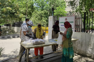 dwarka police feeding needy people through community kitchen