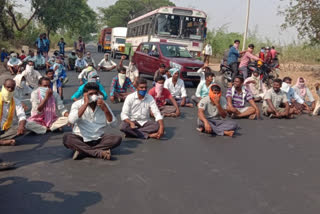 Chakunta Farmers Strike on Road Due to Stop exploitation in the name of depletion of grain buying centres