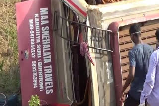 Migrant workers  Andhra Pradesh  Srikakulam  Bus accident  ആന്ധ്രാപ്രദേശില്‍ ബസ് മറിഞ്ഞ് 10 കുടിയേറ്റ തൊഴിലാളികള്‍ക്ക് പരിക്ക്  ആന്ധ്രാപ്രദേശ്  ലോക്ക് ഡൗണ്‍