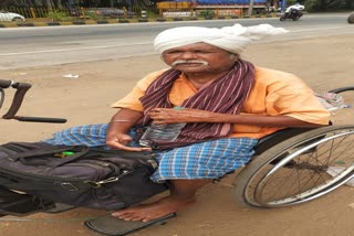 A migrant travel from Andhrapradesh to Uttarpradesh by tricycle