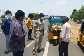 Auto drivers who do not follow the lock down rules Polices are fine on Drivers at Pullur Check post