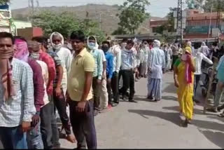 People line up to buy 'beedis' in Rajasthan's Dausa