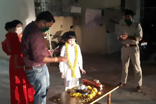 Police officers celebrated birthday of son of head constable in alirajpur