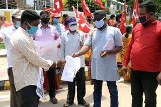 workers protest against state government