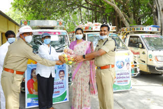 mla vidala rajini distributes grossaries to redzone area people in guntur dst chilakalooripeta