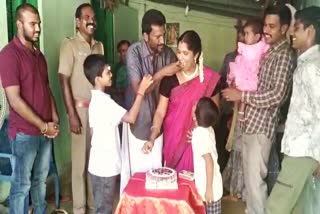 director-suseenthiran-celebrates-tenth-wedding-anniversary