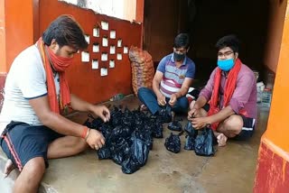 Local youth helping migrant workers in Koderma Valley