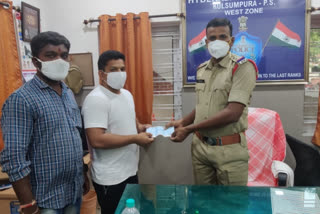 donation_to_constable_dayakar_reddy family