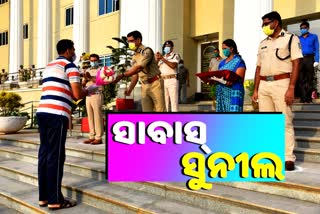 constable-sunil-mohapatra-is-welcomed-in-clapping-by-commissionerate-police