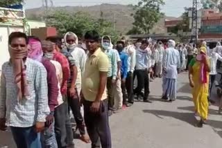 1.5 kilometer long line for Bidi in dausa rajasthan