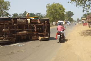 vehicle carrying a poultry grain overturned in rajnandgaon