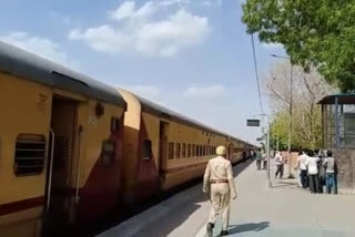 laborers Run from special train, श्रमिक स्पेशल ट्रेन से भागे मजदूर