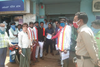 Karnataka Nav nirman Sena forces to deal with Kannada in State Bank of India