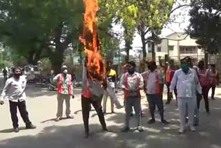 مرادآباد: ایٹہ ضلع مجسٹریٹ کا پتلا نذر آتش کرنے پر مقدمہ درج