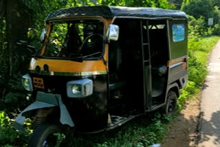 One person died after an auto accident  ഓട്ടോറിക്ഷ മറിഞ്ഞ് ഒരാള്‍ മരിച്ചു  ഓട്ടോറിക്ഷ അപകടം  നിലമ്പൂർ പെരുമ്പിലാവ് സംസ്ഥാന പാത  മലപ്പുറം വാര്‍ത്തകള്‍  auto accident