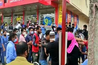 Quarrel between reliance shop staff and Customer in Mangalore