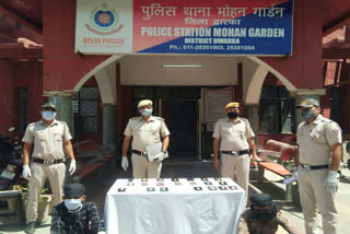 Mohan Garden Police arrested two snatchers