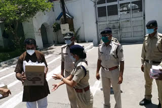 Indore MP gave PPE kits and masks to protect policemen