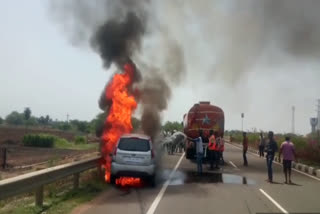 షార్ట్ సర్క్యూట్​తో రహదారిపై కారు దగ్ధం