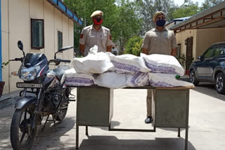 police arrested illegal liquor smuggler in delhi