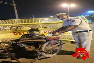 North East Delhi Police distributed masks due to lockdown