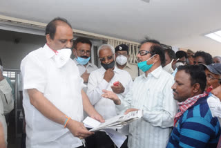weavers meet minister sanker narayana