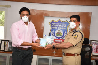 watch-anil-kumble-provides-safety-kits-to-bengaluru-police