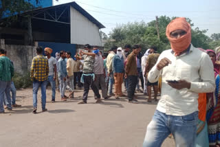 400 workers strike to demand salary in raipur