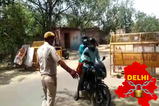 Dwarka police making people aware of social distance due to corona in delhi