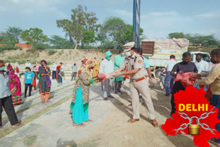 dwarka police distributing water and gamcha amid lockdown 4