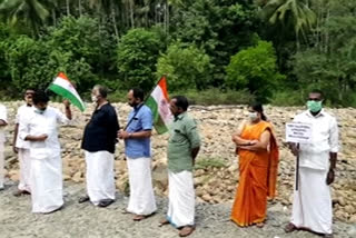 ചാലിയാർ മണ്ഡലം കോൺഗ്രസ് കമ്മിറ്റി  കെപിസിസി അംഗം ആര്യാടൻ ഷൗക്കത്ത്  പിഡബ്ല്യുഡി റോഡ്  Chaliyar constituency congress committee protest