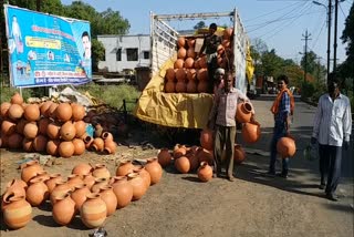 pots for sale in market