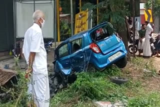 നിയന്ത്രണം വിട്ട കാർ അപകടത്തിൽപെട്ടു  car crashed out of control on KNG Road  മലപ്പുറം വാർത്ത  malappuram news