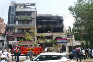 Heavy fire in 4-storey building located in Anand Vihar delhi