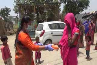 distribution of sanitary pads to women haridwar, महिलाओं को बांटे सैनिटरी पैड हरिद्वार