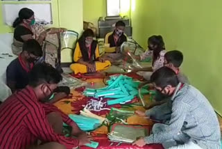 crpf female constable making mask in gaya