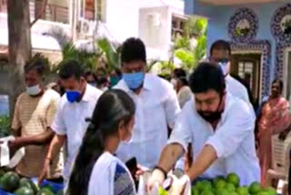 mlc ramchanadrarao distributes fruits to old a;wa; doctors