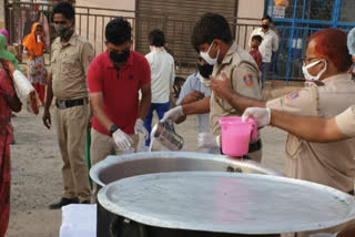 Delhi police gave cold water to people in delhi