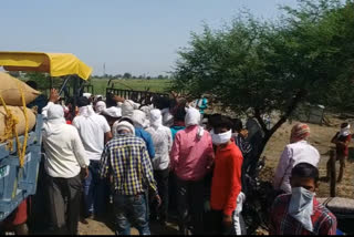 Farmers jammed the highway due to arbitrariness at the procurement center in raisen