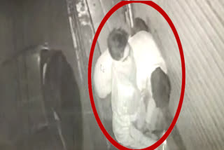 CCTV Footage of stealing revealed near Nangloi stand in delhi